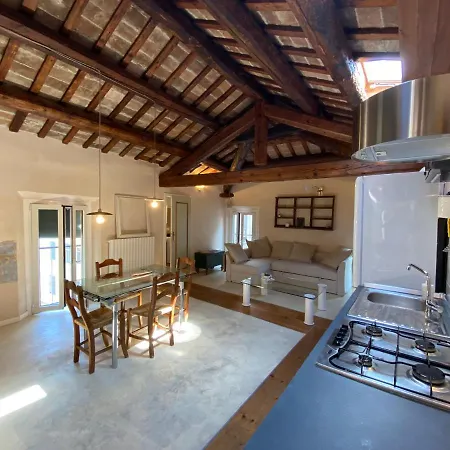 Incastrum - La Soffitta In Centro * Ferrara