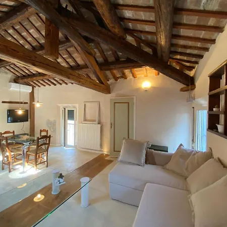 Incastrum - La Soffitta In Centro Apartamento *