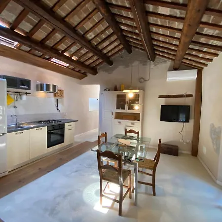 Incastrum - La Soffitta In Centro Apartman