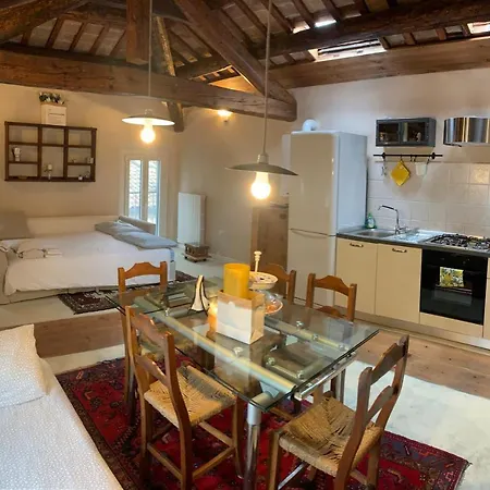 Appartamento Incastrum - La Soffitta In Centro