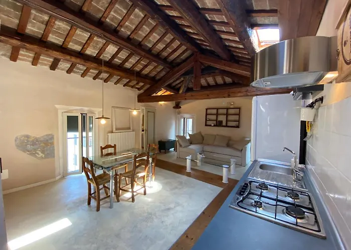 Incastrum - La Soffitta In Centro * Ferrara