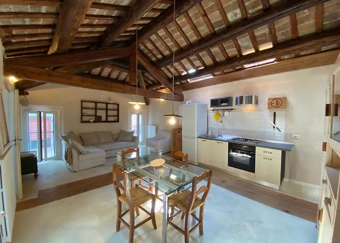 Apartament Incastrum - La Soffitta In Centro *