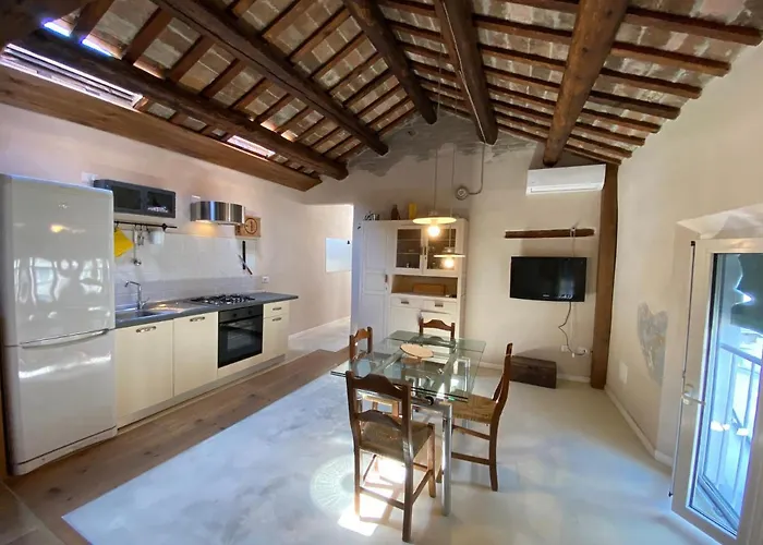 Incastrum - La Soffitta In Centro Apartman